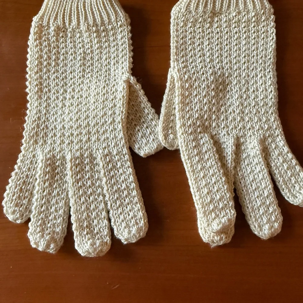 Vintage Cream Knit Gloves, possibly 1940’s. Approx size Small